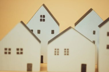 Beyaz, farklı boyutlarda ahşap ev modelleri, seçici odak noktası en iyi olanı seç, evin parasını karşılayabilecek misin?