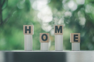 Ev kelimesi, bahçedeki tahta çubuğa siyah harflerle yazılmıştır..