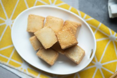 Beyaz tabakta doğranmış balık soya peynirini yakın.