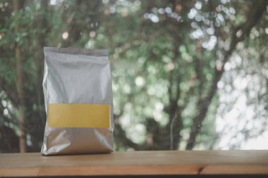 Folyo plastik poşet, çay, kahve ve tahıl ambalajı için ön manzara boş etiketli. Perakende satış ve reklam konsepti.