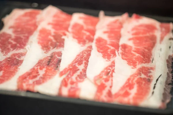 Frisches Dünn Geschnittenes Rindfleisch Auf Schwarzem Tablett Für Shabu Shabu — Stockfoto