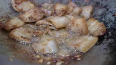 Sıcak tavada sarımsaklı ve biberli domuz eti pişiriyorum.