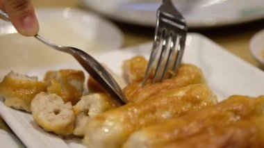 Namnueng 'i çatal yemek için kullanın, Namnueng Tayland' da popüler olan bir Vietnam yemeğidir. Domuz püresinden yapılmış.