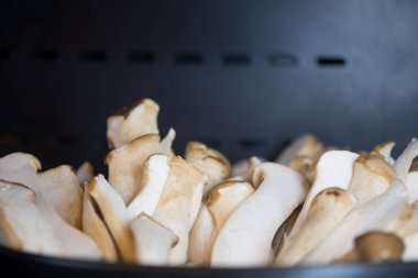 Oringi mantarı ya da kraliyet istiridye mantarı pişirmeye hazır.