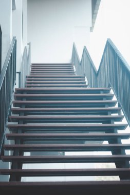 Modern evdeki ahşap merdivenler. Kapat.