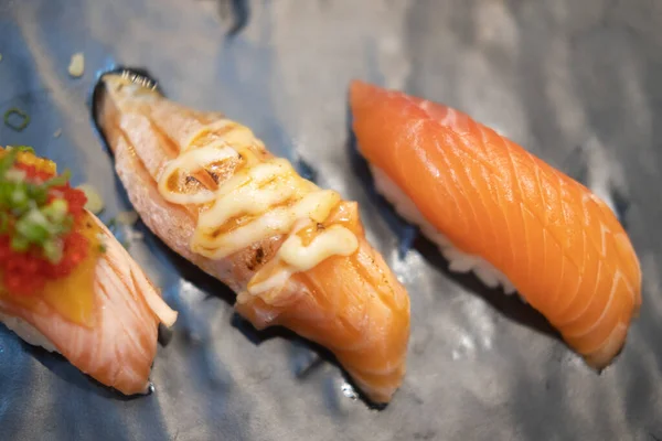 黒を基調とした鮭寿司を閉じます トップ表示 — ストック写真