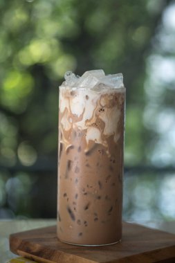 Kremalı Ice Mocha kahvesi. İçkinin dokusunu ve ferahlatıcı görünüşünü gösteriyor.