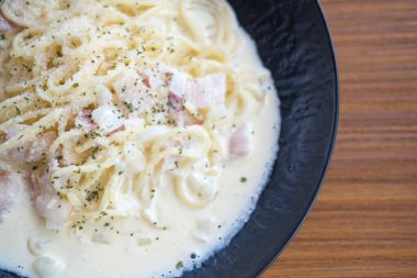 Jambonlu spagetti carbonara sosu. Üst görünüm