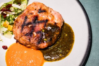 Bir parça biftek ızgara domuz eti ve sos.