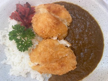 Japon körili, bol yağda kızartılmış tavuk pirzolası. Üst görünüm