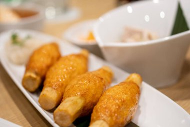 Şeker kamışlı kızarmış karides, Vietnam yemeği. Seçici odak