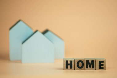 Ev yapımı metin ve Beyaz Saray model geçmişi olan ahşap blok. Bankacılık, gayrimenkul, emlak yatırımı, konut kredisi, mali ve tasarruf kavramları