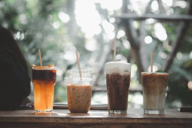 Mocha, koyu kahve, portakal suyu, Latte ve kapuçino gibi dört buzlu kahve içeceği.