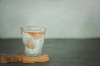 Bir bardak kirli kahve menüsü. Bir bardak espresso shot. Kahve dükkanı ve restoranda taze sütle karıştırılmış.