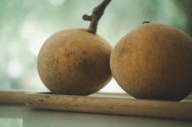 Ahşap tepside Noel Baba meyveleri, ekşi bir tadı var ve Noel Baba 'nın ortası daha tatlı. Lopburi, Tayland 'ın çok ünlü bir meyvesidir.