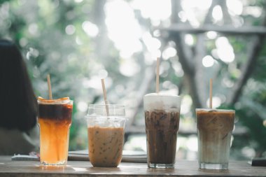 Mocha, koyu kahve, portakal suyu, Latte ve kapuçino gibi dört buzlu kahve içeceği.