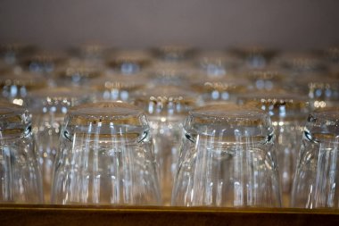 Restoranda ya da açık büfede boş içki bardağı.