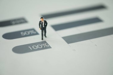 Minyatür insanlar: bar çizelgesinde duran iş adamları% 50 'den% 100' e çıktı. Arkaplan olarak kullanılan finansal ve iş rekabet konsepti.