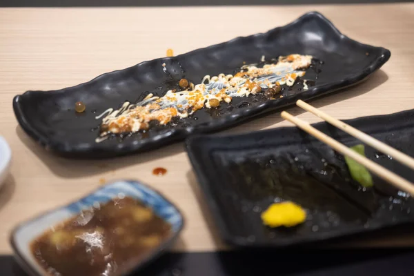 Zűrös Asztal Étkezés Után Japán Étteremben Piszkos Befejezett Étel Maradék — Stock Fotó