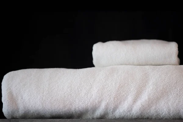 Stos Białych Ręczników Hotelowych Czarnym Tle — Zdjęcie stockowe