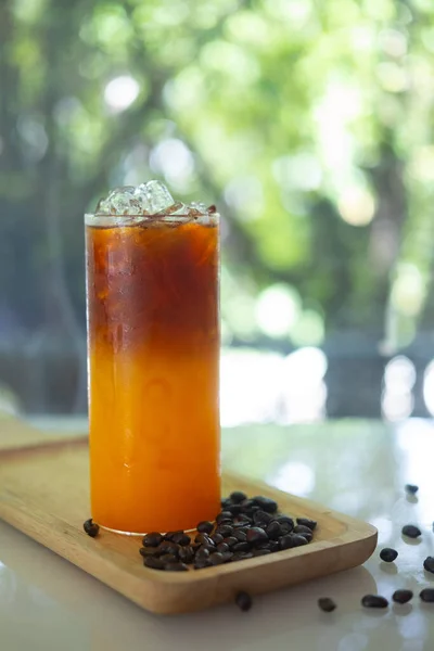 Café Preto Misturado Com Suco Laranja Gelo Uma Tarde Relaxante — Fotografia de Stock