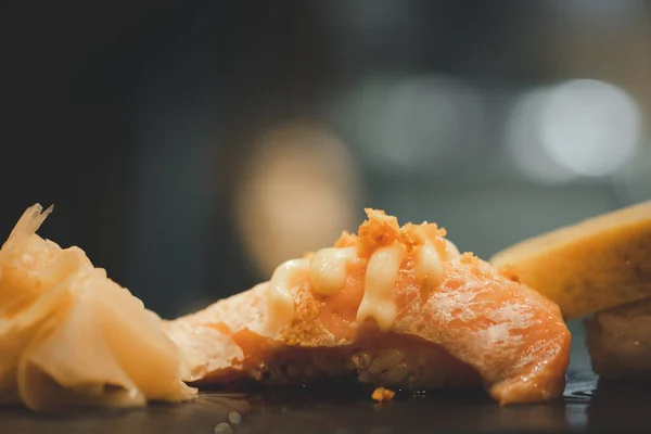 Sushi Salmone Bruciato Crudo Condito Con Salsa Maionese Focus Selettivo — Foto Stock