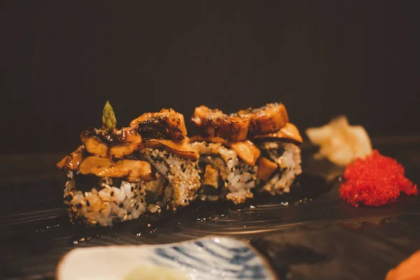 Sushi Toczą Się Białe Czarne Nasiona Sezamu Węgorze Górze Kuchnia — Zdjęcie stockowe