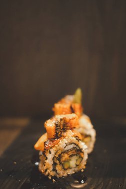 Sushi beyaz ve siyah susam tohumu ve yılan balığı sarar. Japon mutfağı.