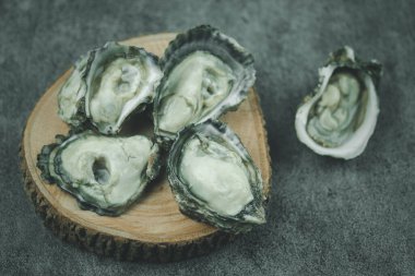 Yarım kabuklu istiridye taze çiğ. Deniz ürünleri. Üst görünüm