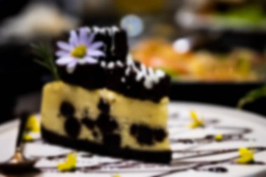 Pastanın arka planı kek arkaplanı için üzerinde browni olan bulanık arkaplan