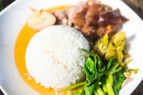 Nudillo Cerdo Asado Servido Sobre Arroz Jazmín Cocina Tradicional Tailandesa —  Fotos de Stock