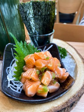 Japon usulü taze somon dilimlenmiş.