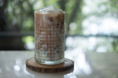 Kilitleme sırasında ev yapımı buzlu kahve ve iş yeri için kendini karantina