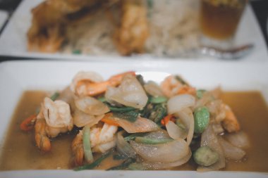 Kızarmış SATO ve karidesi köri ezmesiyle karıştır. Tayland mutfağı. Odaklanmayı seç.