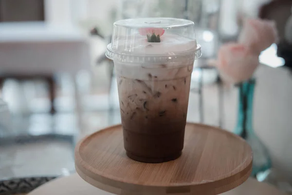 Kafenin Tepesinde Bir Gül Olan Buzlu Moka Kahve Dekorasyonu — Stok fotoğraf
