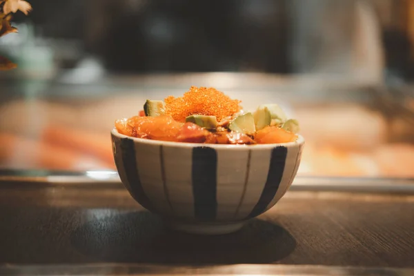 Tigela Arroz Japonês Com Frutos Mar Sashimi Cima Ponto Foco — Fotografia de Stock