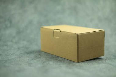 Siyah arkaplanda boş kahverengi paket kutusu