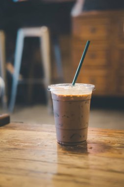 Soğuk kahve bardağı içinde soğuk kahve. Kapat.