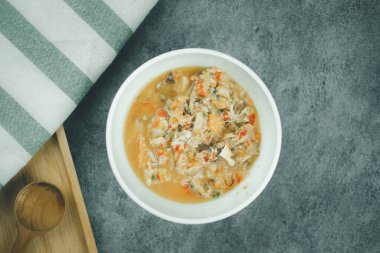 Baharatlı yengeç yumurtası acı biber sosu, sağlıklı bir yemek. Üst görünüm