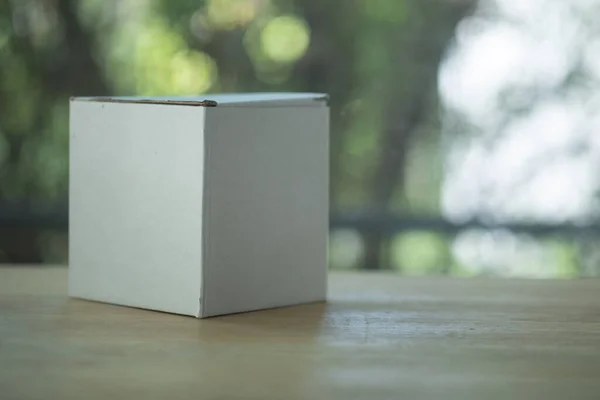 Zavřeno Jedna Bílá Prázdná Kostka Krabice Dřevěném Stole — Stock fotografie