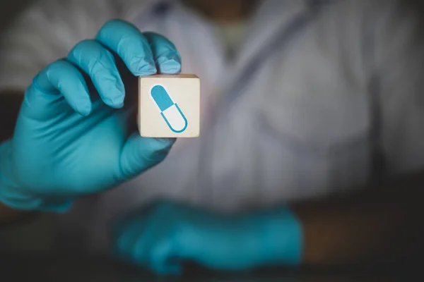 Médecin Scientifique Portent Gant Bleu Tenant Cube Avec Une Icône — Photo