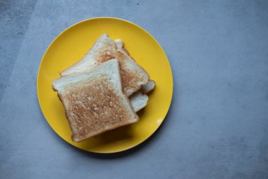 Sarı tabakta ev yapımı kızarmış ekmek. Sağlıklı diyet kahvaltı konsepti