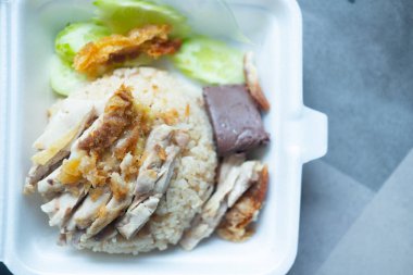 Buharda pişirilmiş tavuk çorbası ve pilavlı kızarmış tavuk.