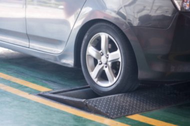 Atölyedeki tekerlek kontrolünün bulanık fotoğrafı, tekerlek hizalama istasyonundaki araba.