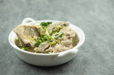 Sıcak ve baharatlı domuz budu çorbası, beyaz kasede Lang-Zaap, Tayland yemeklerinin en popüleri.