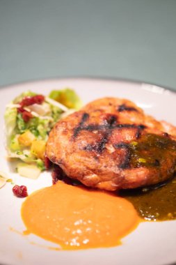 İki soslu kıymalı köfte ve sebze.