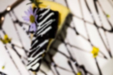 Üzerinde brovniler olan kekin bulanık arkaplanı. Üst görünüm