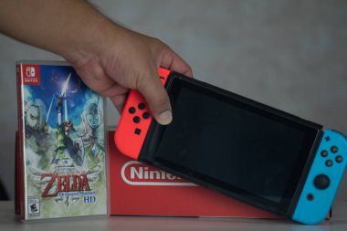 Samut Prakan, Tayland - 23 Ağustos 2021: Zelda Efsanesi ile Nintendo Anahtarı oyun konsolu: Gökyüzü Kılıç oyunu, 2021 yılında yeni versiyonu