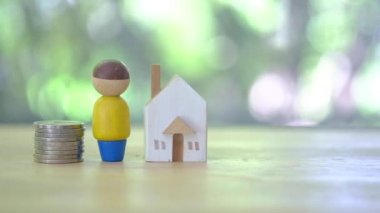 Ahşap ev modeli, bozuk para ve erkek modeli. Yatırım veya planlama fikirleri.