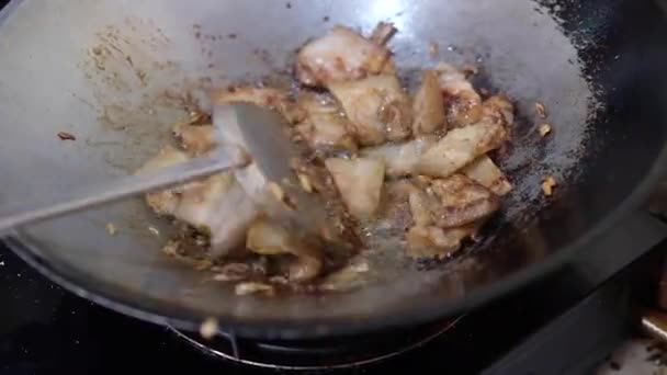 Frittierter Schweinebauch Mit Knoblauch Und Pfeffer Heißer Pfanne Kochen — Stockvideo